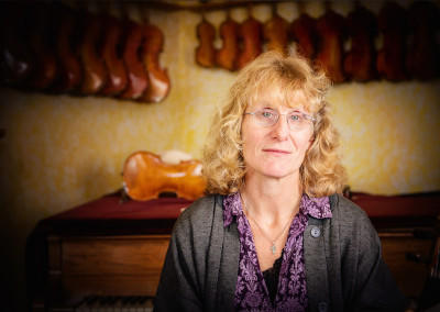 portrait of kirsten Sothmann at her home with violins